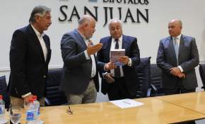 Gobierno Regional entrega libros de autores regionales a la biblioteca de la legislatura de San Juan