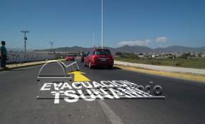 Insólito: En Coquimbo salieron hoy a pintar señalética de tsunami