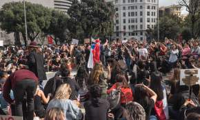Chilenos residentes en Barcelona piden fin de Estado de Emergencia [FOTOS] 