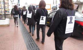 Mujeres caminan de luto por las calles de La Serena en homenaje a víctimas de femicidio