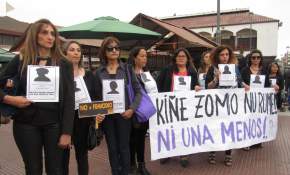 Mujeres caminan de luto por las calles de La Serena en homenaje a víctimas de femicidio