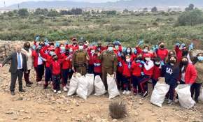 Carabineros y estudiantes limpian sector del Río Elqui en La Serena
